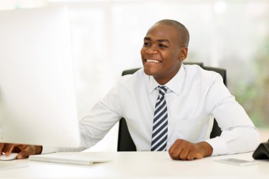 bilgisayar kullanarak iş adamı