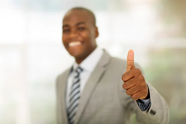 Бізнес-виконавчий дає великий палець — стокове фото
