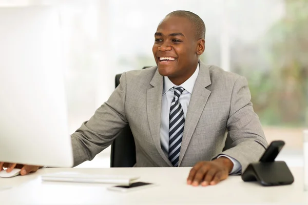 Empresario trabajando en computadora — Foto de Stock