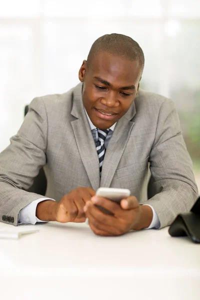 Affärsman med smart telefon — Stockfoto