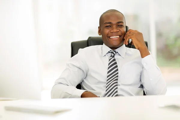 Homem de negócios falando no telefone fixo — Fotografia de Stock