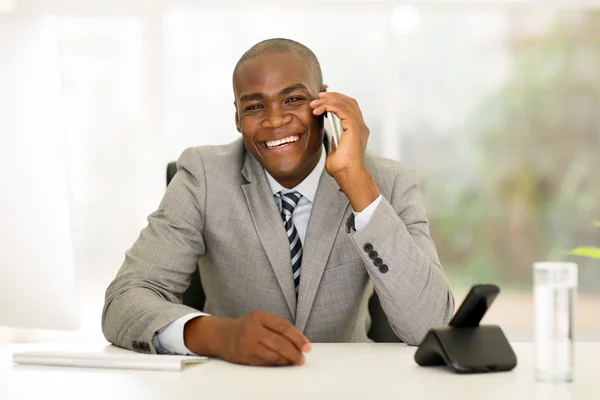 Affärsman talar på mobiltelefon — Stockfoto