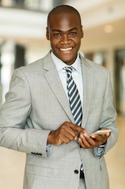 Cep telefonu kullaranarak ofis çalışanı