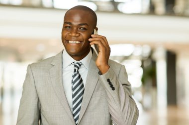 İş adamı akıllı telefondan konuşuyor.