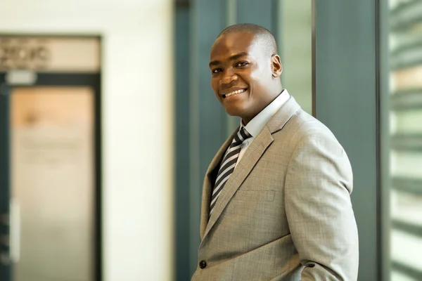 Afro-Amerikaanse mannelijke corporate werknemer — Stockfoto