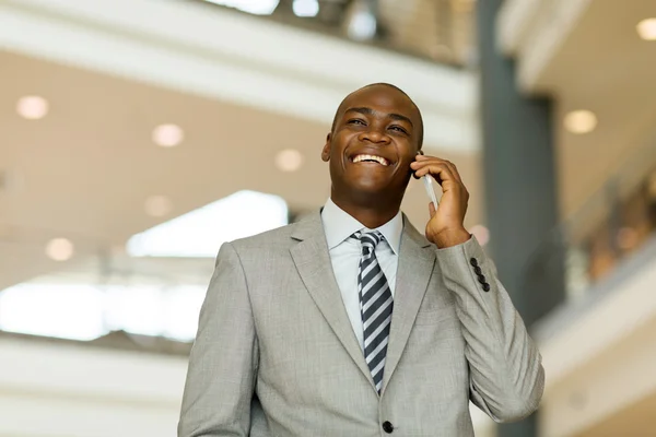 Homem de negócios falando no telefone inteligente — Fotografia de Stock