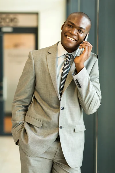 Homem de negócios falando no telefone inteligente — Fotografia de Stock