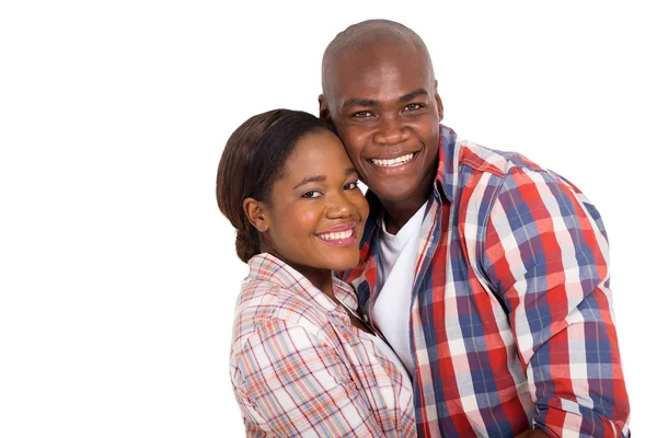 Африканская пара обнимается — стоковое фото