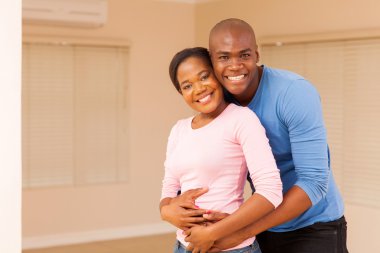 Evde kucaklaşan çift