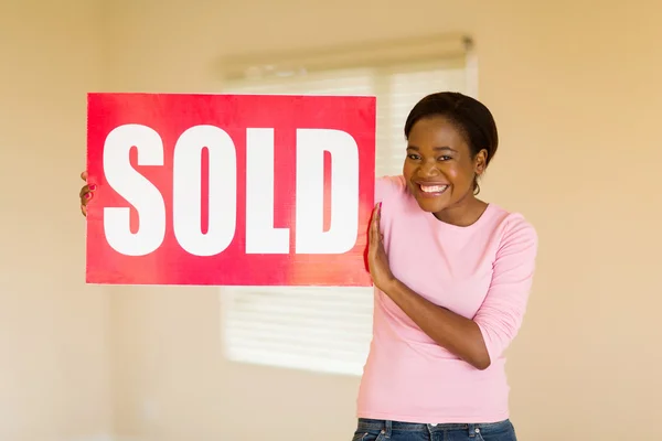 Mujer sosteniendo signo vendido — Foto de Stock