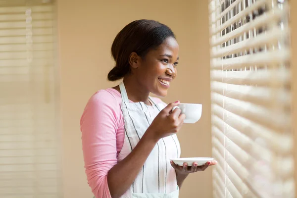 Donna che beve caffè — Foto Stock