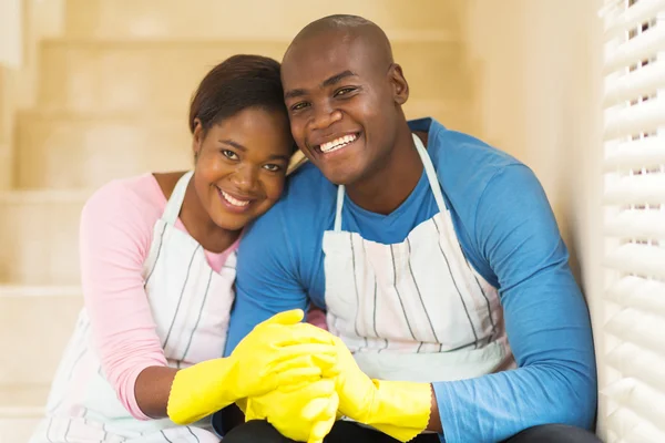 Par avkopplande efter hushållsarbete — Stockfoto