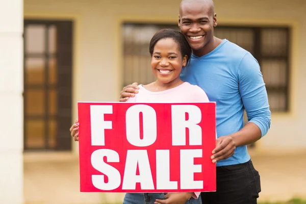 Couple with for sale sign — Stock Photo, Image