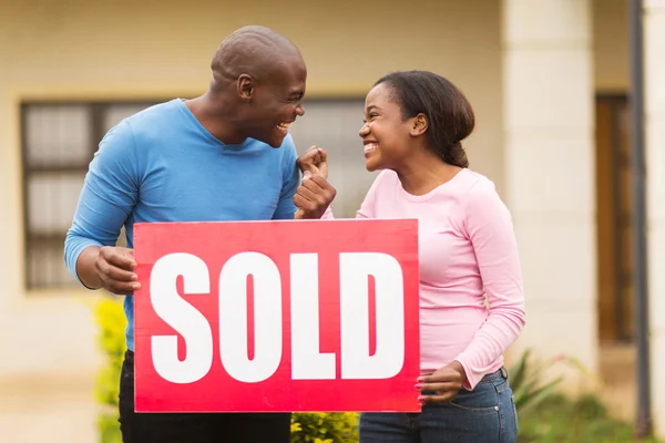 Couple holding sold sign — Stock Photo, Image
