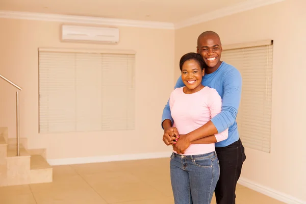 Africano casal americano de pé dentro de casa — Fotografia de Stock