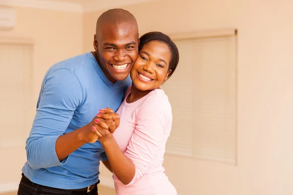 Paar dansen in huis — Stockfoto