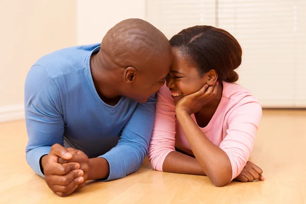 Pareja acostada en el suelo — Foto de Stock