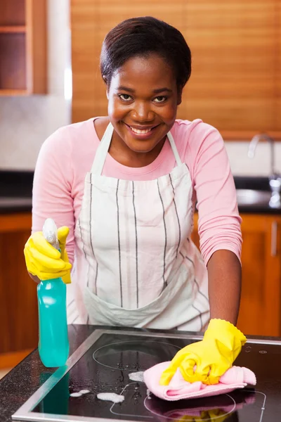 Woman cleaning stove — Stock Photo, Image
