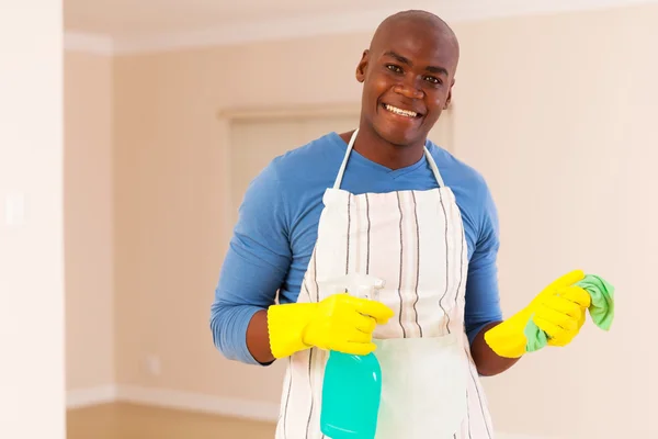 Человек, делающий работу по дому — стоковое фото