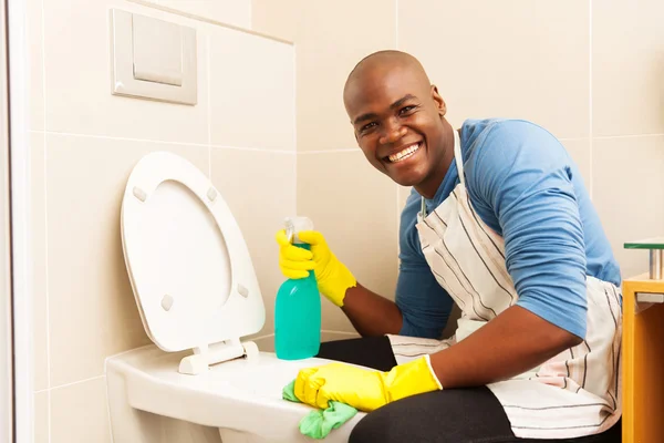 Mann putzt Toilette — Stockfoto