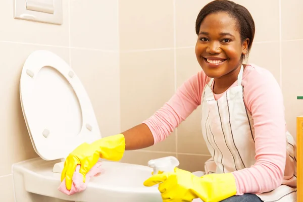 Frau putzt Toilette — Stockfoto