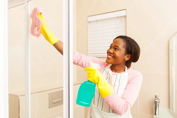 Γυναίκα καθαρισμού πόρτα ντους — Φωτογραφία Αρχείου