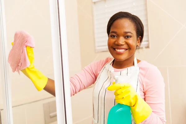 Woman cleaning shower door — Stock Photo, Image