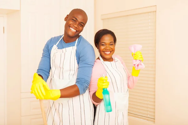 Paar putzt Schlafzimmer — Stockfoto