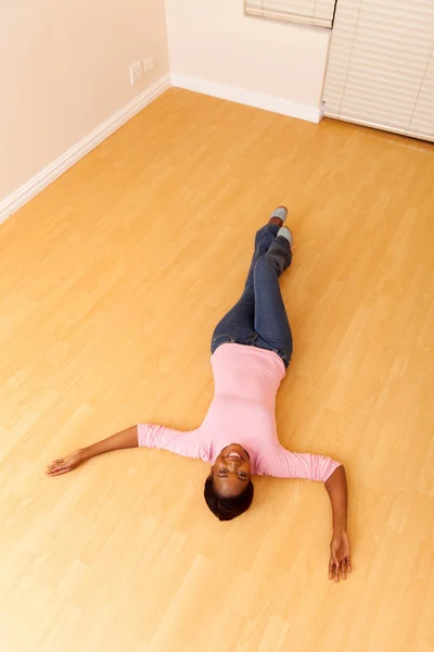 Woman lying on floor — Stock Photo, Image