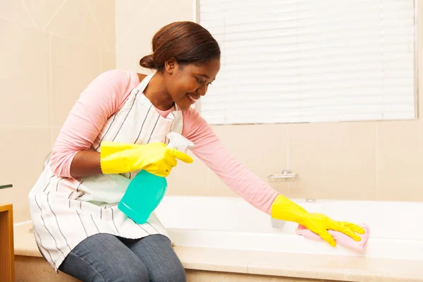 Домохозяйка убирает ванну — стоковое фото