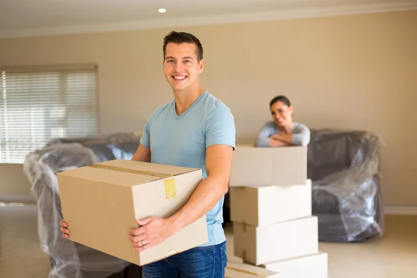 Coppia che si trasferisce in una nuova casa — Foto Stock