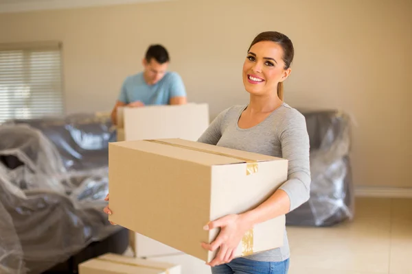 Paar verhuizingen in een nieuw huis — Stockfoto