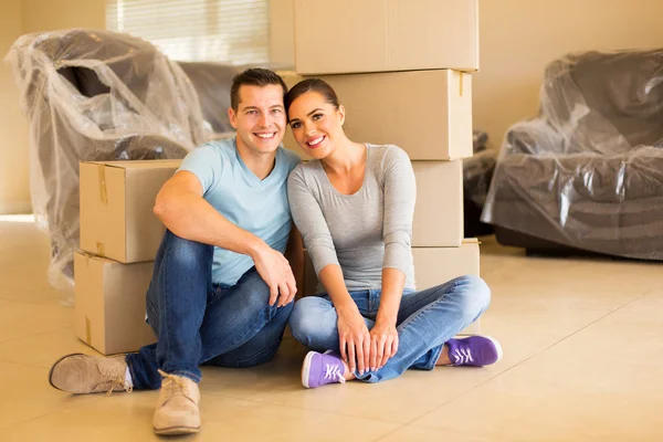 Couple assis dans une nouvelle maison — Photo