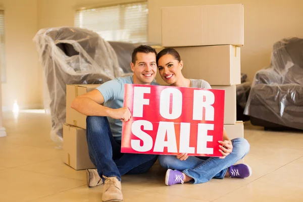 Couple holding for sale sign — Stock Photo, Image