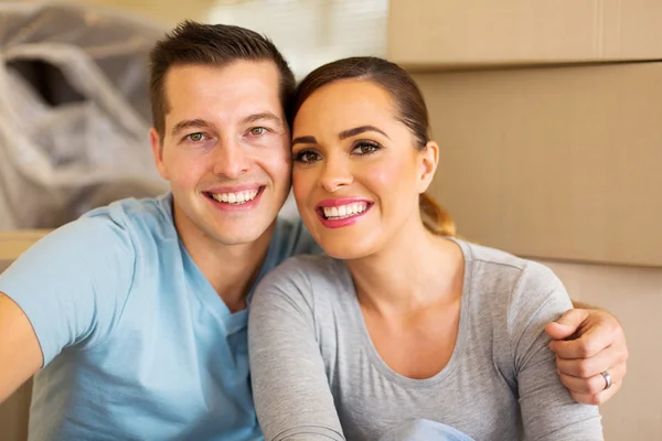 Casal relaxante em nova casa — Fotografia de Stock