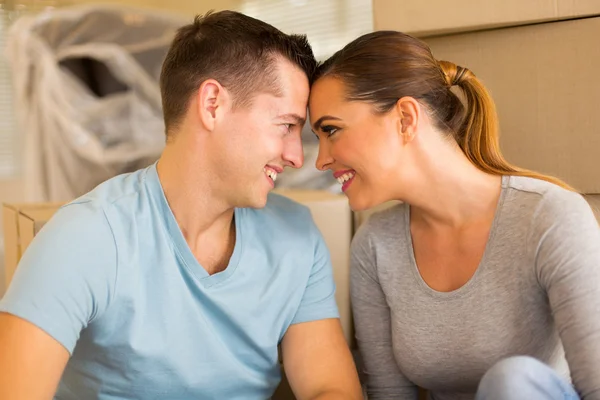 Casal relaxante em nova casa — Fotografia de Stock