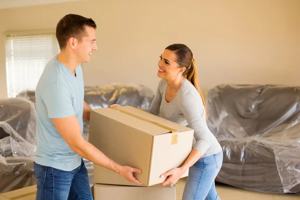 Young couple moving — Stock Photo, Image