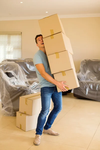 Hombre que lleva cajas de cartón — Foto de Stock