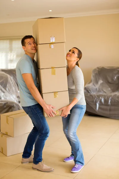 Coppia che porta scatole di cartone — Foto Stock