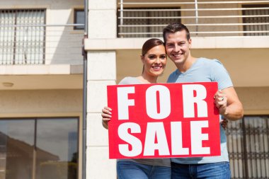 holding Satılık işareti için Çift