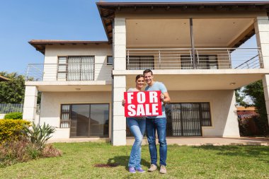 holding Satılık işareti için Çift