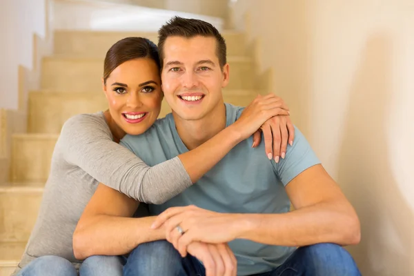 Pareja sentada en las escaleras —  Fotos de Stock