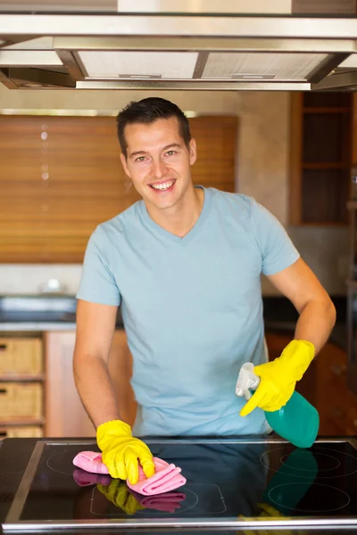 Homem limpeza cozinha — Fotografia de Stock