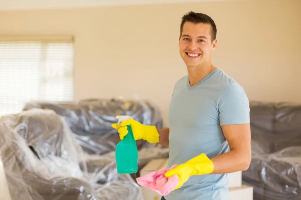 Uomo che fa i lavori domestici — Foto Stock