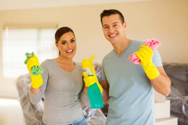 Couple cleaning house — Stock Photo, Image