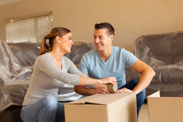 Casal com caixas em nova casa — Fotografia de Stock