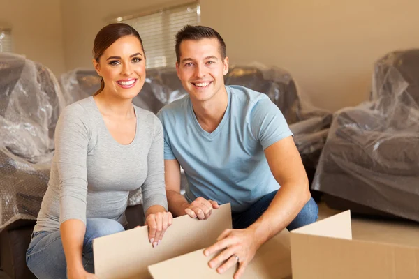 Paar mit Boxen im neuen Zuhause — Stockfoto