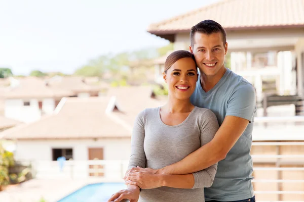 Pareja de pie en balcón — Foto de Stock