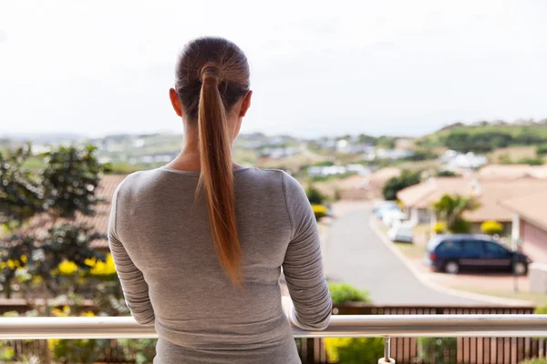 Donna in piedi sul balcone — Foto Stock