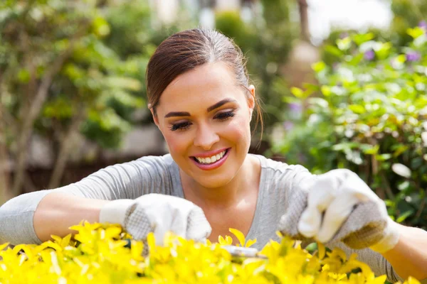 Mulher jovem jardinagem — Fotografia de Stock